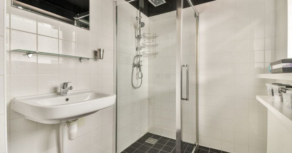 Como Limpar Box de Vidro no Banheiro em Ribeirão Preto: 4 Passos e Dicas Box de vidro em Ribeirão Preto